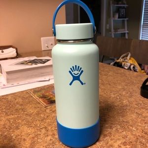 32 oz Hydro Flask with bumper